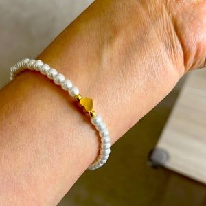 A comfortable stretch small pearl bracelet